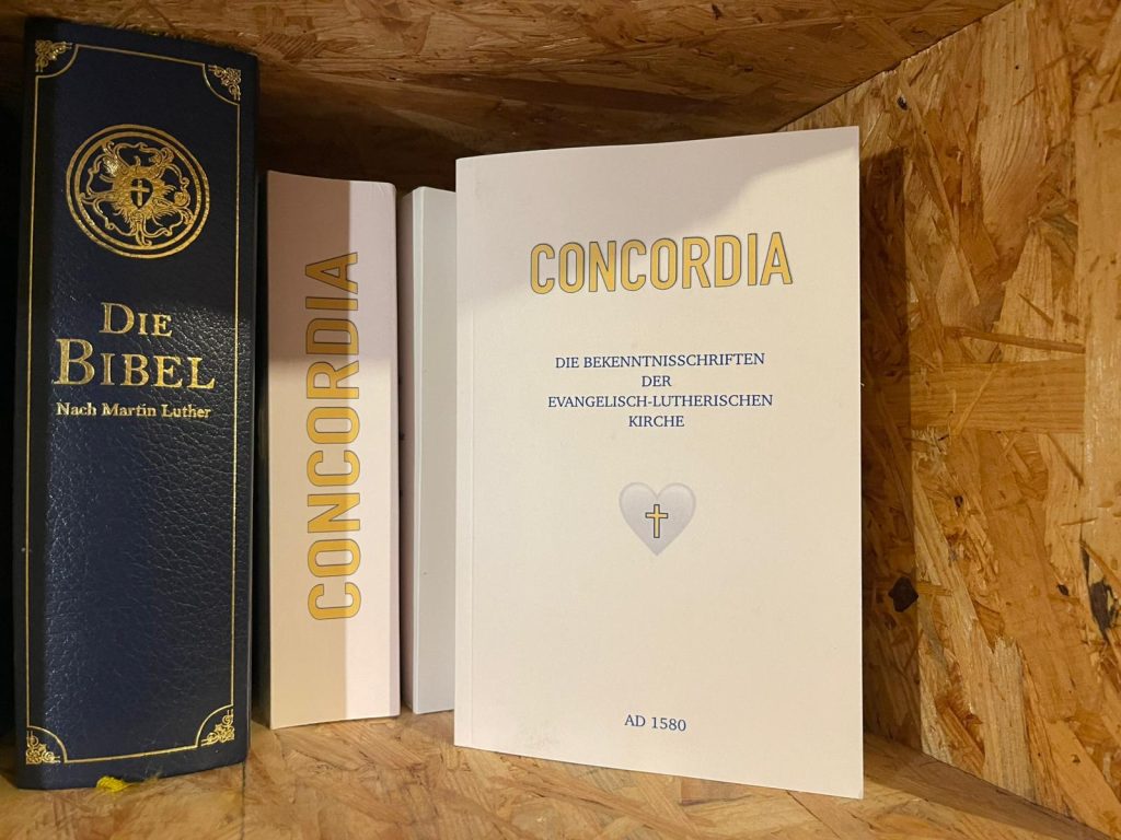 Das Bild einer Lutherbibel nach Martin Luther und mehreren Concordia Büchern, den Bekenntnisschriften der Evangelisch-Lutherischen Kirche